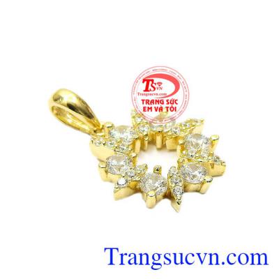 Mặt dây vàng tây lấp lánh được nhập khẩu nguyên chiếc từ Hàn Quốc.