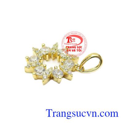 Thiết kế tinh tế, hợp thời trang và vô cùng đáng yêu sẽ giúp cho các bạn gái khi đeo càng thêm cuốn hút. Mặt dây vàng tây lấp lánh