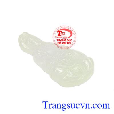 Mặt phật bà cẩm thạch trắng độc đáo được chạm khắc tinh tế, tỉ mỉ và sinh động.