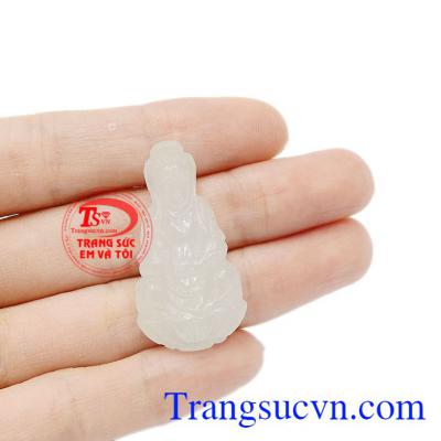Ngọc cẩm thạch được biết đến là loại ngọc quý, thường chỉ dùng cho gia đình giàu có hoặc vua chúa. Mặt phật bà cẩm thạch trắng độc đáo