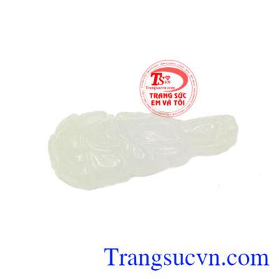 Dưới bàn tay tài hoa của những thợ chạm khắc, mặt phật trở nên sống động, trông như thật. Mặt phật bà cẩm thạch trắng độc đáo