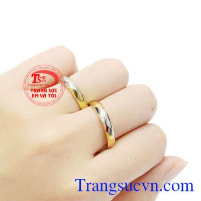 Sản phẩm được chế tác từ vàng 10k, kết hợp với vàng màu và vàng trắng tạo điểm nhấn cho đôi nhẫn cưới. Nhẫn cưới bên nhau mãi mãi