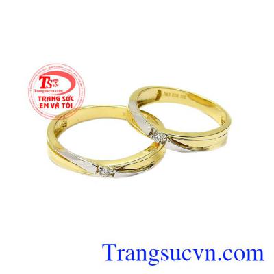 Nhẫn cưới cam kết ngọt ngào được nhập khẩu trực tiếp từ Hàn Quốc với chế tác từ vàng tây 10k bền đẹp, sáng bóng.