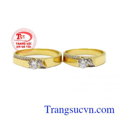 Ngoài ý nghĩa gắn bó, tin tưởng lẫn nhau như nhẫn đính hôn, nhẫn cưới còn là tượng trưng cho sự thủy chung, lâu bền,Nhẫn cưới kỷ vật tình yêu