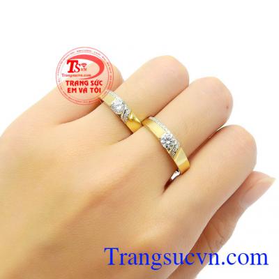 Đeo chiếc nhẫn cưới trên tay giúp chúng ta luôn nhớ tới trách nhiệm của mình đối với người bạn đời, người đi cùng ta dù vui buồn, đau khổ hay khó khăn sung sướng,Nhẫn cưới kỷ vật tình yêu