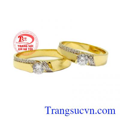 Nhẫn cưới kỷ vật tình yêu được chế tác đơn giản nhưng vẫn thu hút nhờ chi tiết đá CZ to chính giữa cùng những viên nhỏ kết thành viền,Nhẫn cưới kỷ vật tình yêu