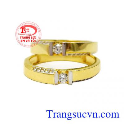 Kiểu dáng đơn giản, trang nhã nhưng vẫn không kém phần nổi bật nhờ những viên đá Cz kết sáng lấp lánh,Nhẫn cưới vàng trang nhã