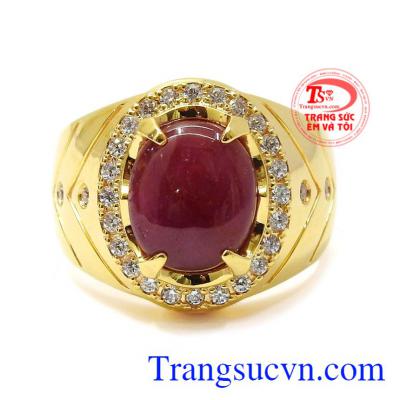 Sản phẩm được thiết kế kiểu dáng nam tính, không quá phô trương. Nhẫn nam Ruby sao sung túc
