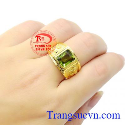 Đá Peridot là lá bùa hộ mệnh mang lại may mắn, sức khỏe và tài lộc cho chủ nhân,Nhẫn nam vàng Peridot tuổi Dần
