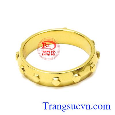 Nhẫn nam vàng thánh giá phù hợp với nhiều kiểu trang phục, hợp thời trang.