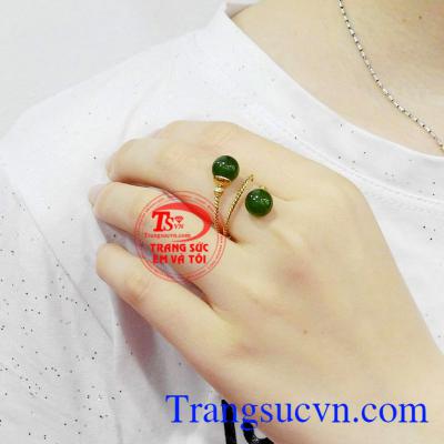 Ngọc nephrite thích hợp cho người mệnh hỏa và mệnh mộc, mang lại sự bình an và may mắn. Nhẫn nephrite cá tính