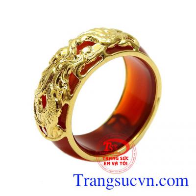 Nhẫn ngọc mã não bọc rồng vàng được chế tác tinh tế từ vàng 18k và ngọc mã não thiên nhiên,Nhẫn ngọc mã não bọc rồng vàng