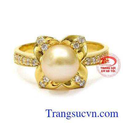 Ngọc trai là viên ngọc được mọi người vô cùng yêu thích, luôn được đính trên các món đồ trang sức. Nhẫn nữ ngọc trai thanh lịch