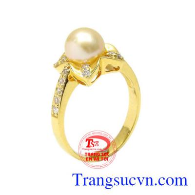 Nhẫn nữ ngọc trai thanh lịch là sản phẩm được chế tác sắc nét tôn lên vẻ thanh thoát cho phái đẹp.