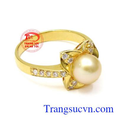 Thời xưa, những quý cô, hay quý bà gia đình giàu có luôn chọn ngọc trai là món trang sức để toát lên vẻ vừa thanh lịch mà cũng vô cùng sang trọng. Nhẫn nữ ngọc trai thanh lịch