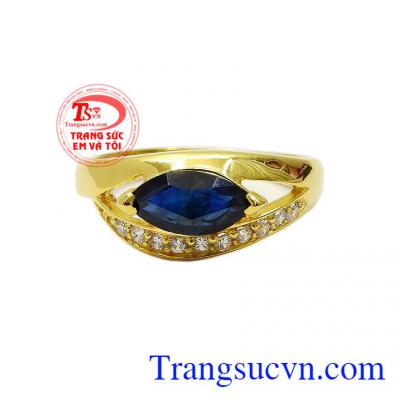 Sapphire mang lại cảm giác êm đềm và tập trung tâm trí, giảm sự mệt mỏi, căng thẳng, giúp tinh thần thoải mái và loại bỏ được những suy nghĩ tiêu cực cho người đeo,Nhẫn nữ Sapphire thời trang