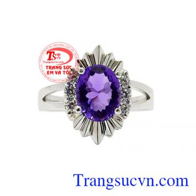 Với kiểu dáng sang trọng, bắt mắt với điểm nhấn là viên thạch anh tím chính giữa còn xung quanh được kết đá nhỏ làm tăng sự nổi bật và tôn lên vẻ dịu dàng,Nhẫn nữ thạch anh tím sang trọng
