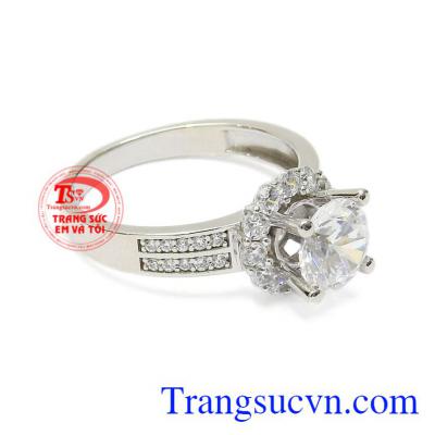 Nếu kết hợp cùng đôi khuyên tai vàng trắng hoặc dây chuyền vàng trắng thì sẽ khiến cho các cô gái trở nên quyến rũ hơn trong các buổi tiệc hay họp mặt rồi. Nhẫn nữ tìm kiếm ước mơ