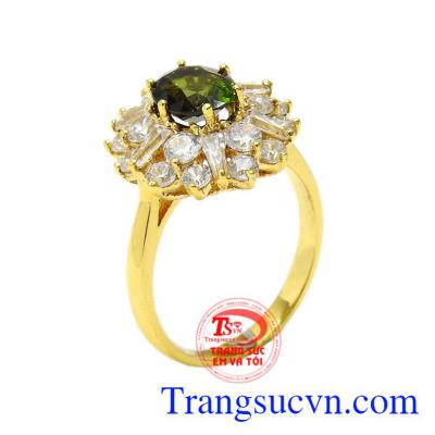 Nhẫn nữ Tourmaline sang trọng mang lại vẻ quý phái, thanh lịch cho nữ giới.