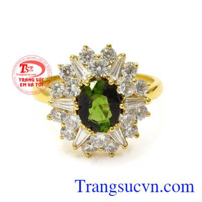 Đá Tourmaline không chỉ được biết đến làm các món đồ trang sức mà còn mang lại nhiều lợi ích về tinh thần, tâm linh cho phái đẹp. Nhẫn nữ Tourmaline sang trọng