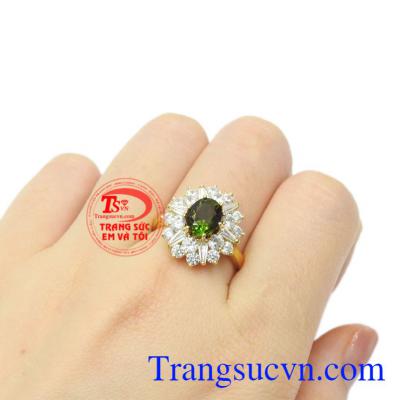 Người ta tin rằng, khi sử dụng đá tourmaline sẽ giúp cho người đeo chống lại những cái xấu, mang lại nhiều may mắn. Nhẫn nữ Tourmaline sang trọng
