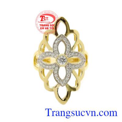 Chiếc nhẫn này rất phù hợp cho những bộ cánh trong các buổi dạ tiệc làm tôn lên thần thái, thu hút mọi ánh nhìn. Nhẫn nữ vàng cách điệu