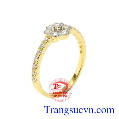 Nhẫn nữ vàng hoa xinh xắn là sự lựa chọn hoàn hảo dành cho các cô gái yêu thích sự trong trẻo, thuần khiết, nữ tính.