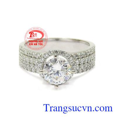 Với kiểu dáng sang trọng, bắt mắt sẽ làm các cô gái trở nên lôi cuốn hơn bao giờ hết. Nhẫn nữ vàng trắng hạnh phúc