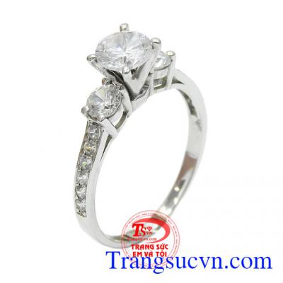 Nhẫn nữ vàng trắng tỏa sáng là sản phẩm được chế tác từ vàng trắng 10k kết hợp cùng những viên đá Cz sáng lấp lánh,Nhẫn nữ vàng trắng tỏa sáng