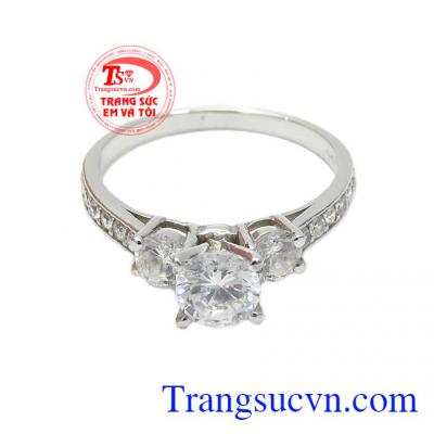 Với kiểu dáng trẻ trung, thanh lịch đính cùng những viên đá CZ sáng lóa tạo sự nổi bật cho sản phẩm,Nhẫn nữ vàng trắng tỏa sáng