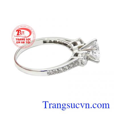 Nhẫn nữ vàng trắng tỏa sáng rất thích hợp để các bạn nam lựa chọn làm món quà để cầu hôn cô gái của đời mình,Nhẫn nữ vàng trắng tỏa sáng