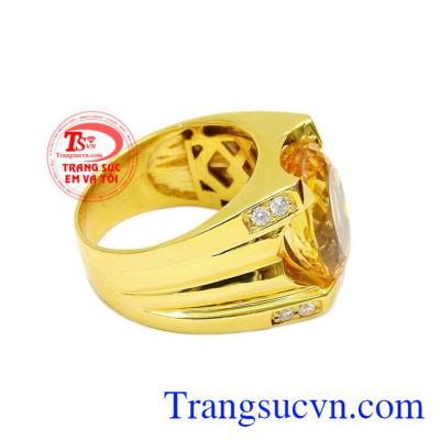 Sản phẩm chế tác từ vàng tây 18k bền đẹp kết hợp với thạch anh vàng thiên nhiên hợp mệnh. Nhẫn thạch anh vàng nam