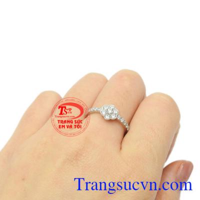 Nhẫn vàng trắng hoa xinh xắn mang lại vẻ trong sáng, dịu dàng cho các cô gái.