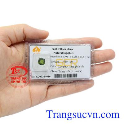 Viên saphir màu lục phớt vàng, phớt nâu vô cùng độc đáo sẽ làm hài lòng bất cứ ai nhìn vào. Sapphire thiên nhiên màu đẹp