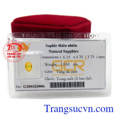 Sapphire vàng ép vỉ bình an là viên đá mang lại sự giàu sang sung túc, giúp đạt được mục đích mong muốn, loại khỏi đầu óc những suy nghĩ tiêu cực, đem lại trí tuệ và tri thức