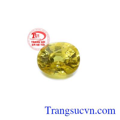 Sapphire vàng ép vỉ hoàn mĩ thường được kết hợp với vàng, bạc tạo nên những món đồ trang sức sang trọng, tinh tế và phong thủy
