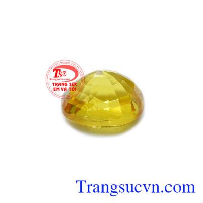 Sapphire vàng ép vỉ cát khí có thể làm mặt dây chuyền, mặt nhẫn hoặc hoa tai, và là món quà đặc biệt ý nghĩa cho người bạn yêu thương.