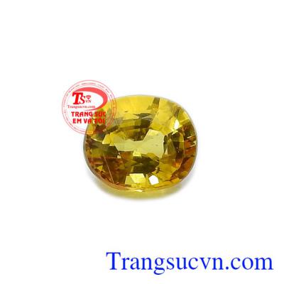 Vì vậy, Sapphire vàng ép vỉ quyền lực rất phù hợp làm trang sức như mặt dây, mặt nhẫn, hoa tai vừa bền đẹp, sang trọng vừa có tác dụng như lá bùa hộ mệnh mang lại những điều tốt đẹp cho người đeo.