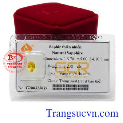 Sapphire vàng thiên nhiên mang lại sự thịnh vượng, cát tường, sự bản lĩnh, lý trí thông suốt và bảo vệ bạn khỏi những năng lượng xấu