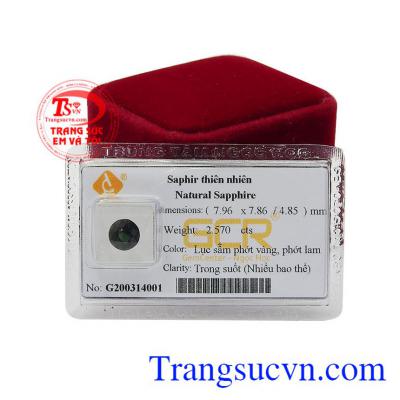 Viên saphir thiên nhiên tròn mang vẻ đẹp sang trọng và cuốn hút. 