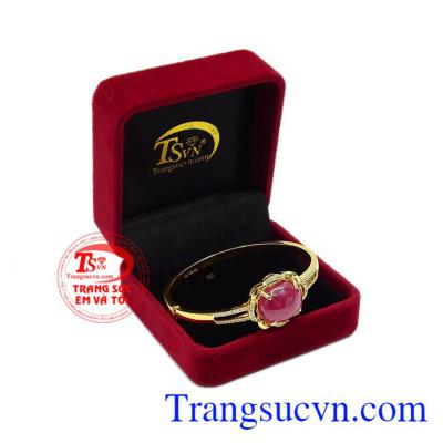 Sự kết hợp hài hòa giữa vàng tây 14k cùng đá ruby thiên nhiên càng làm cho chiếc vòng tay thêm hoàn hảo. Vòng tay ruby rực rỡ