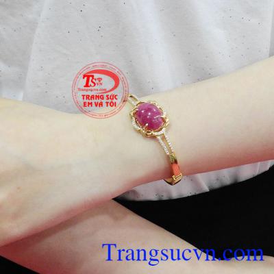 Ruby thiên nhiên màu đỏ tím phù hợp với người mệnh hỏa và mệnh thổ. Vòng tay ruby rực rỡ