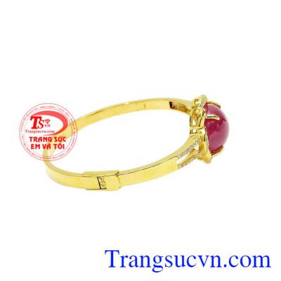 Vòng tay ruby rực rỡ mang phong cách hiện đại, trẻ trung. 