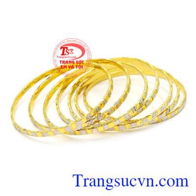 Khi đeo bộ vòng tuần bạn có thể kết hợp thêm một đôi khuyên tai vàng là đã khiến cho nữ giới trẻ nên lôi cuốn và hấp dẫn hơn rồi đấy.