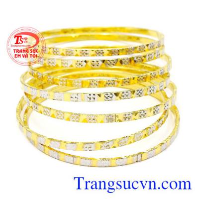 Vòng tuần vàng thời thượng được chế tác công phu, phay bắt sáng óng ánh mang lại vẻ đẳng cấp cho phái đẹp.