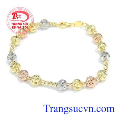 chiếc lắc như món quà trao tặng tình yêu với ý nghĩa gắn kết và đồng hành