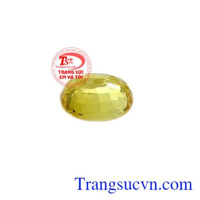 Sapphire vàng còn là viên đá của tình yêu, hôn nhân hạnh phúc và lòng chung thủy, thường được sử dụng làm trang sức cưới hoặc làm quà tặng tuyệt vời cho một nửa yêu thương.