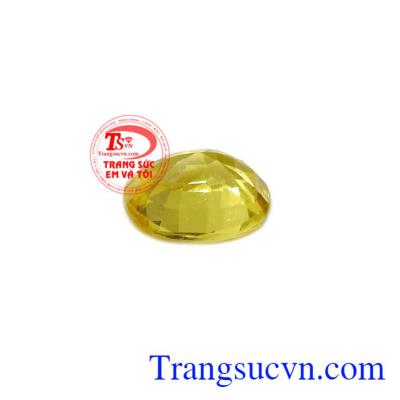 Sapphhire vàng thường được gắn lên các loại trang sức càng tôn lên vẻ đẹp và tác dụng tuyệt vời của nó.