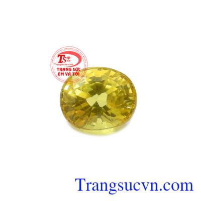 Sapphire vàng thiên nhiên hộ mệnh thường được làm mặt dây chuyền, mặt nhẫn, hoa tai mang lại sự tinh tế và sang trọng cho từng đường nét sản phẩm.