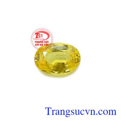 Sapphire vàng thiên nhiên hoàng gia với vẻ đẹp của ánh mặt trời thường được kết hợp với vàng hoặc bạc tạo nên sự sang trọng và tinh tế cho người đeo